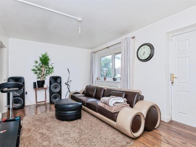 2 bedroom ground flat for sale