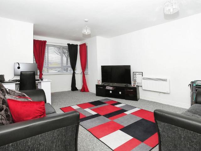 2 bedroom ground flat for sale