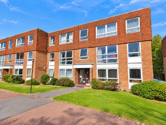 2 bedroom ground flat for sale