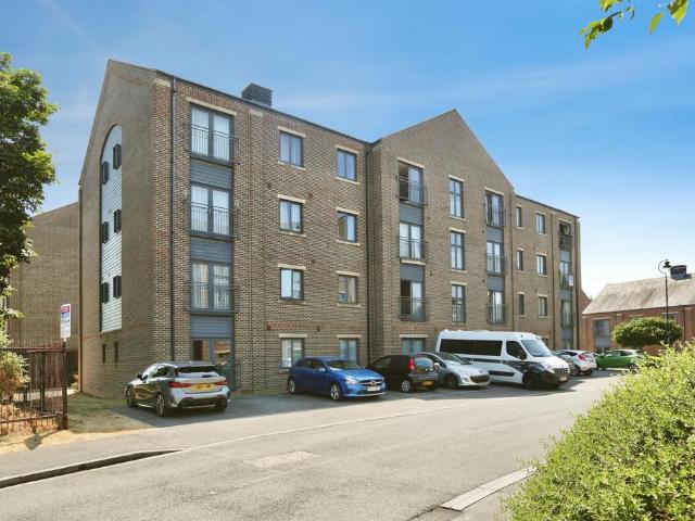 2 bedroom ground flat for sale