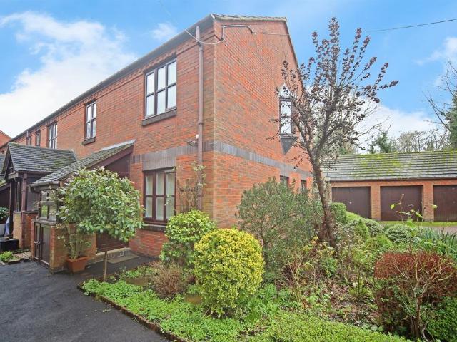 2 bedroom ground flat for sale