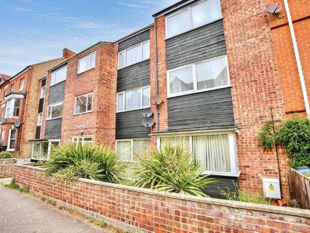 2 bedroom ground flat for sale