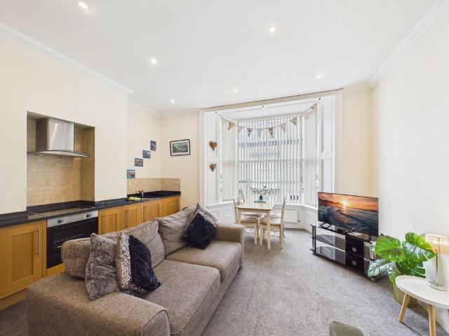 2 bedroom ground flat for sale