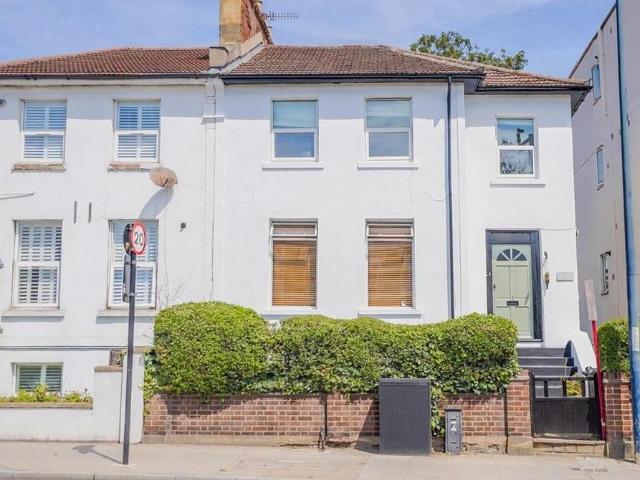 2 bedroom ground flat for sale