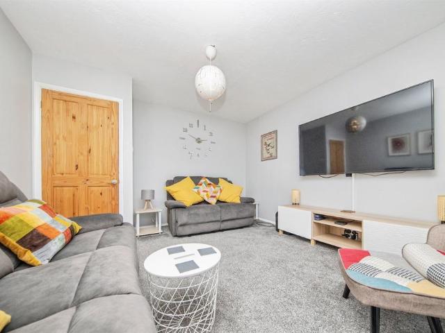 2 bedroom ground flat for sale