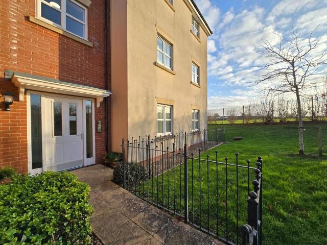 2 bedroom ground flat for sale