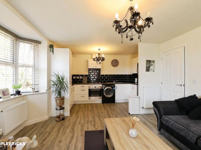 2 bedroom ground flat for sale