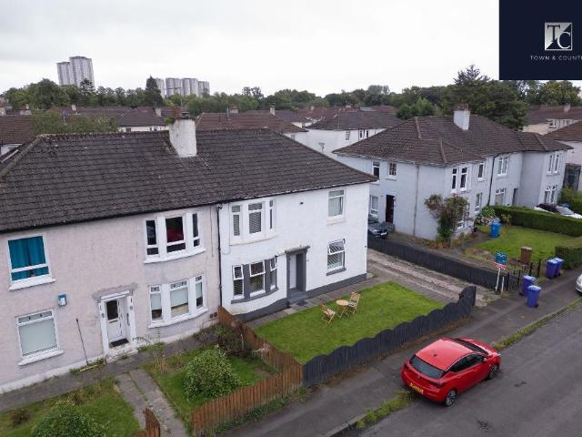 2 bedroom ground flat for sale