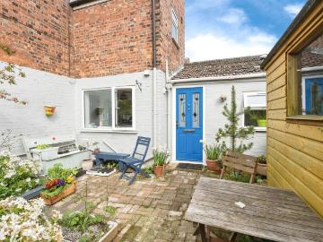 2 bedroom ground flat for sale