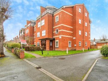 2 bedroom ground flat for sale