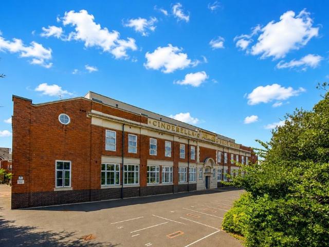 2 bedroom ground flat for sale