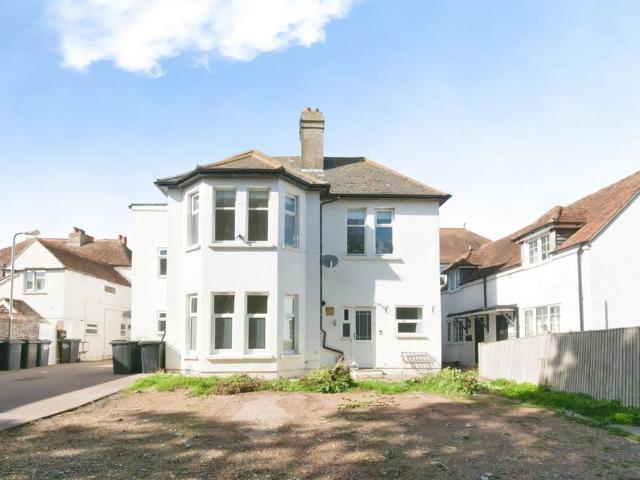 2 bedroom ground flat for sale