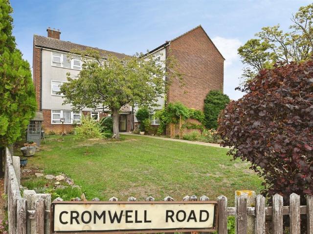 2 bedroom ground flat for sale