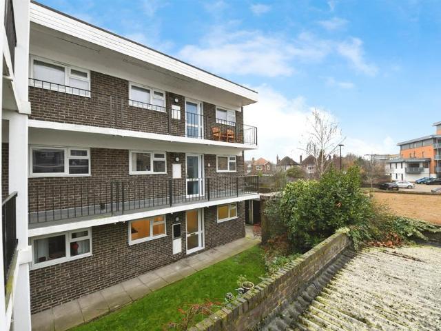 2 bedroom ground flat for sale