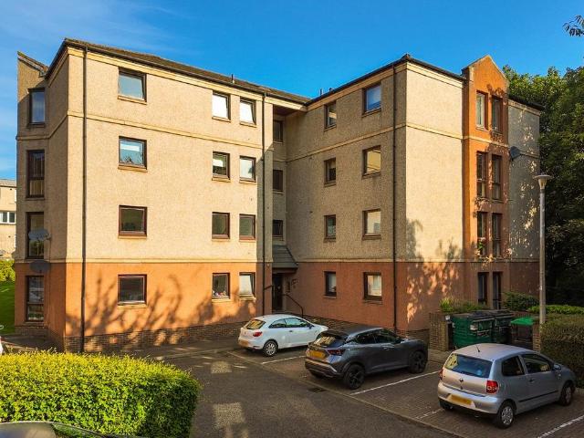 2 bedroom ground flat for sale