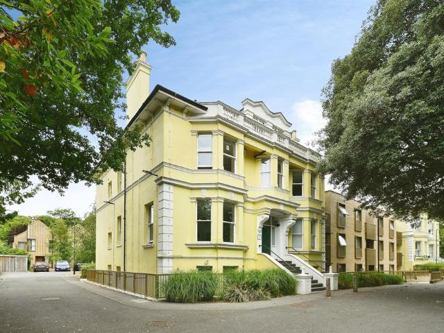2 bedroom ground flat for sale