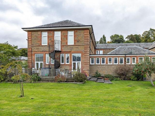 2 bedroom ground flat for sale