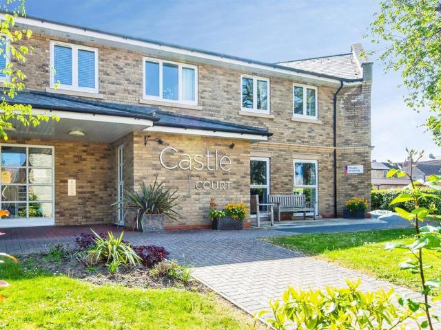 2 bedroom ground flat for sale