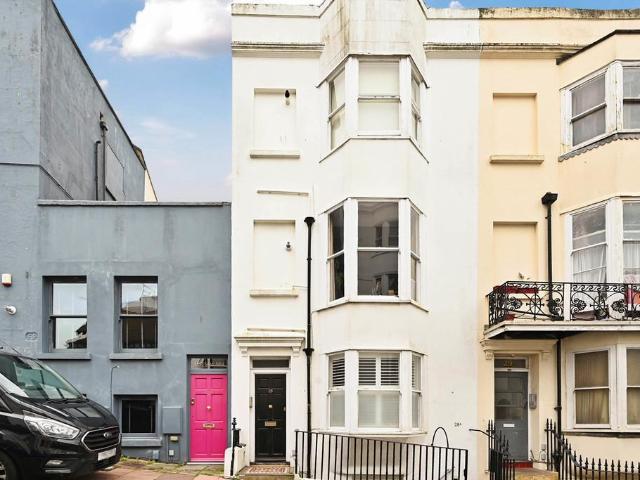 2 bedroom ground flat for sale