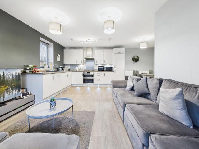 2 bedroom ground flat for sale