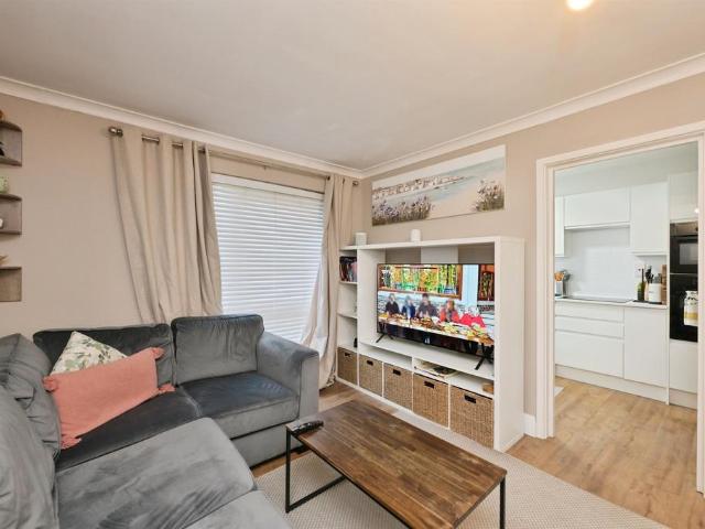 2 bedroom ground flat for sale