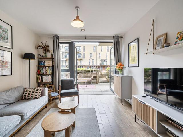 2 bedroom ground flat for sale