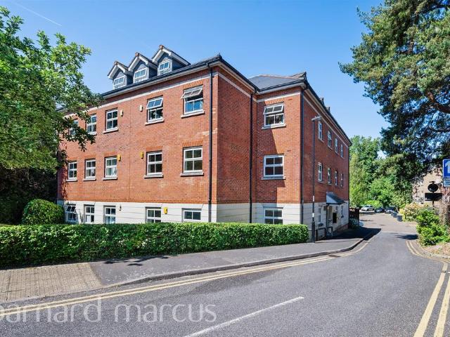 2 bedroom ground flat for sale