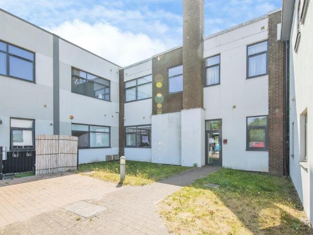 2 bedroom ground flat for sale