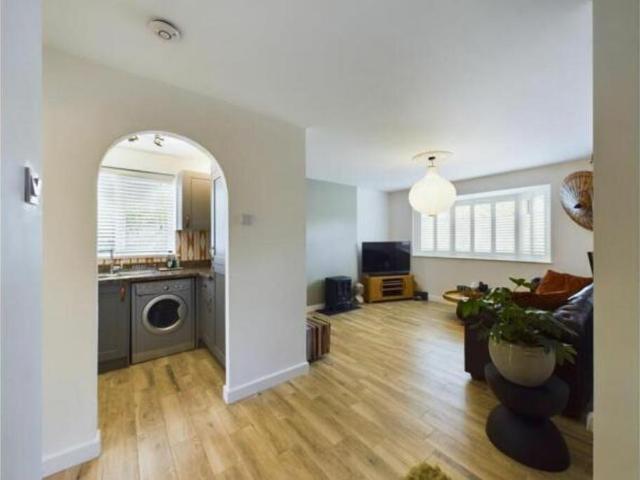 2 bedroom ground flat for sale