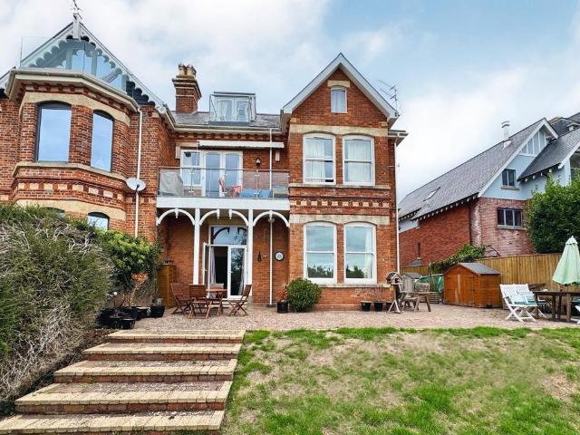 2 bedroom ground flat for sale