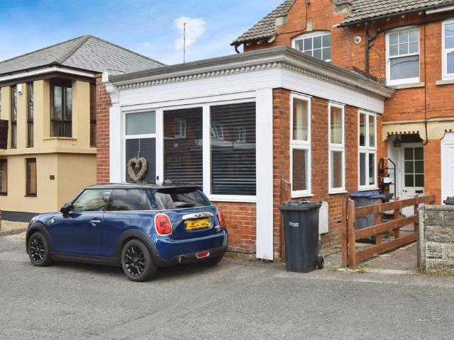 2 bedroom ground flat for sale