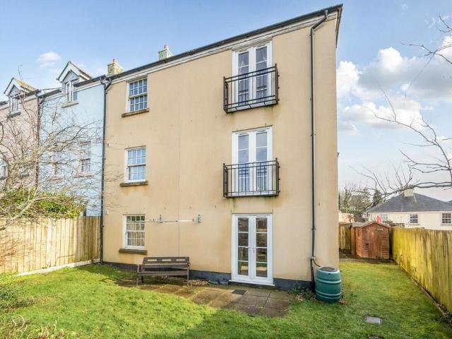 2 bedroom ground flat for sale