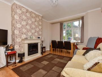2 bedroom ground flat for sale