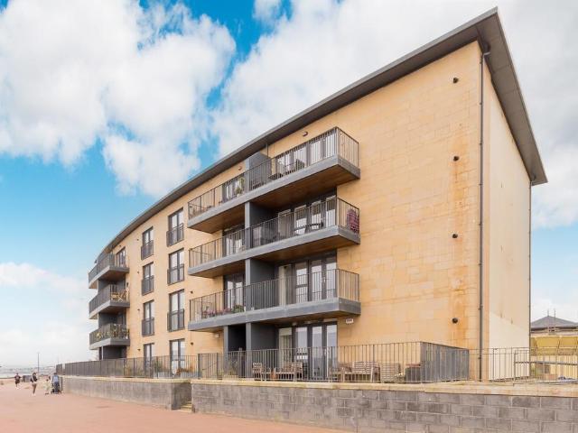 2 bedroom ground flat for sale