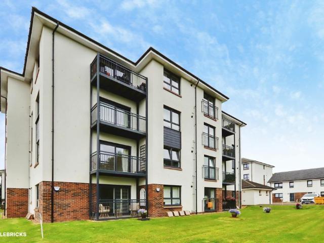 2 bedroom ground flat for sale