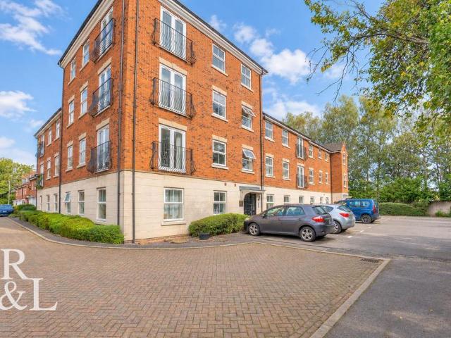 2 bedroom ground flat for sale