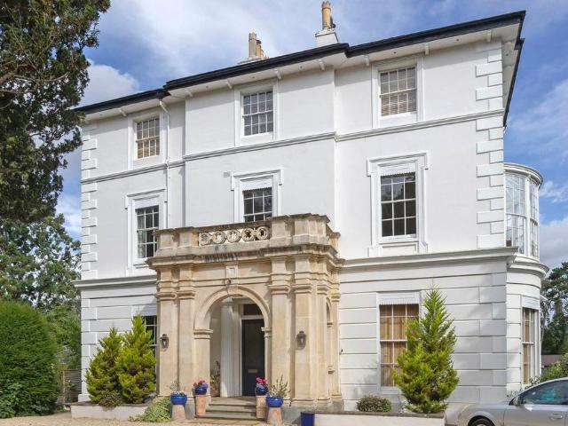 2 bedroom ground flat for sale