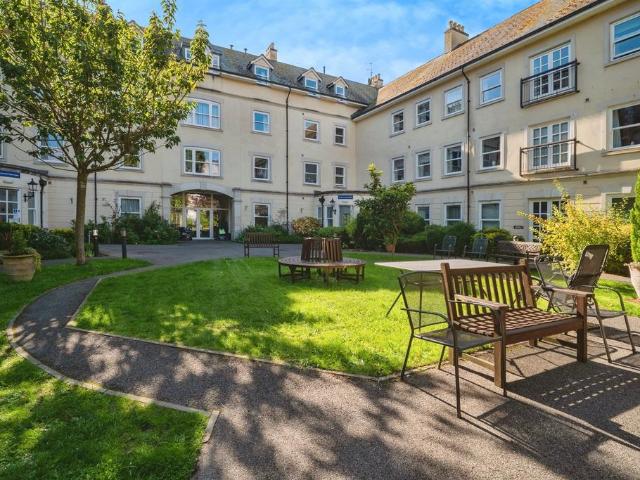 2 bedroom ground flat for sale