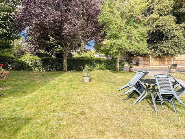 2 bedroom ground flat for sale