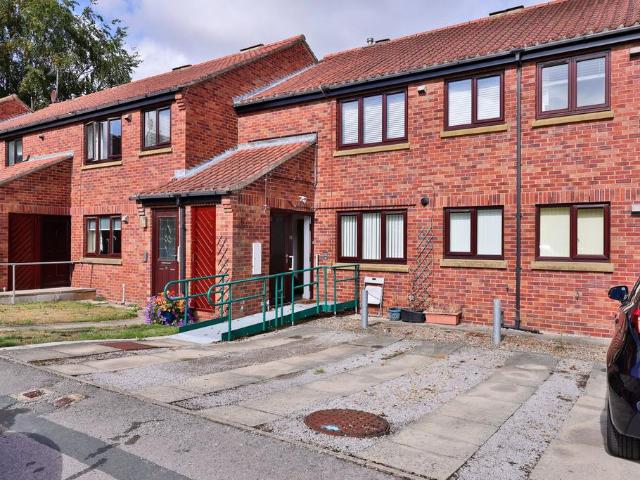 2 bedroom ground flat for sale