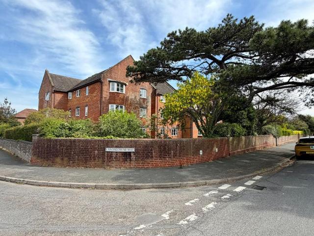 2 bedroom ground flat for sale