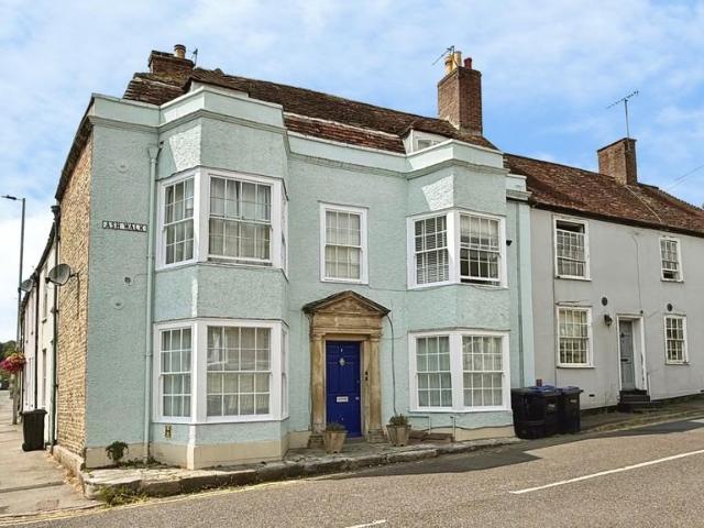 2 bedroom ground flat for sale