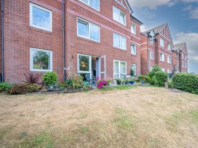 2 bedroom ground flat for sale