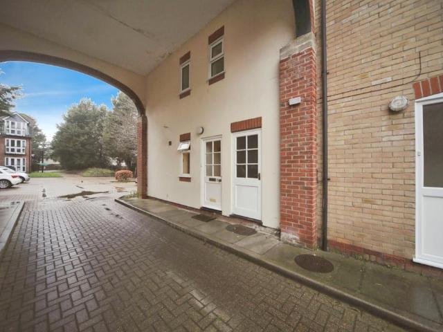 2 bedroom ground flat for sale