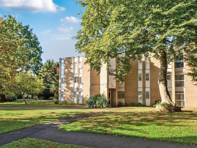 2 bedroom ground flat for sale