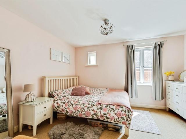 2 bedroom ground flat for sale