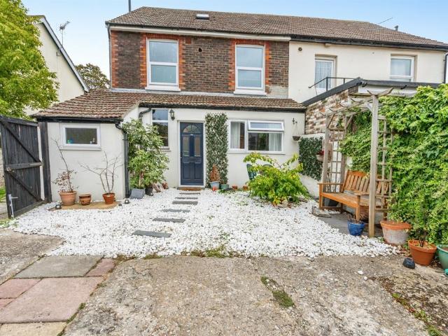 2 bedroom ground flat for sale