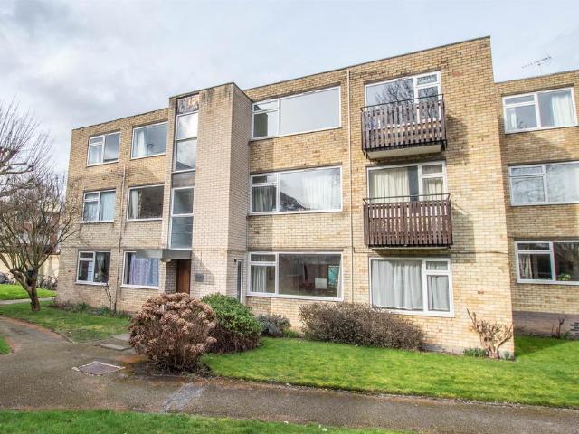 2 bedroom ground flat for sale