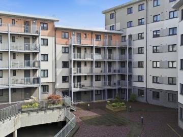 2 bedroom ground flat for sale