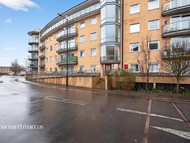 2 bedroom ground flat for sale